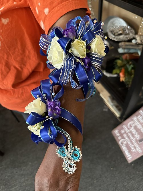 Double arm wire corsage